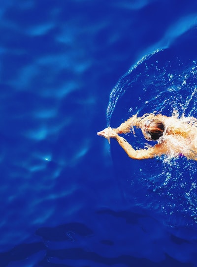 女子在平静水面游泳的特写镜头
